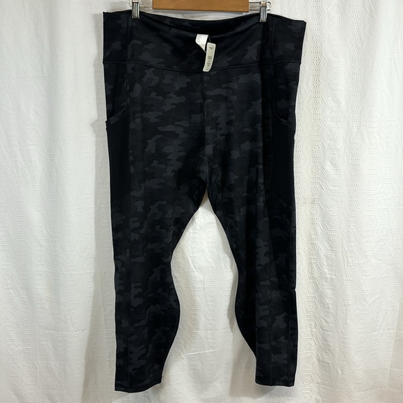Fabletics on the go high-waisted pocket Capri Grey Camo - Picture 4 of 12